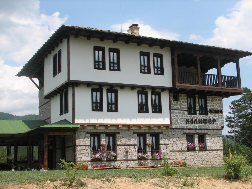 Family Hotel Kalifer Kalofer Buitenkant foto